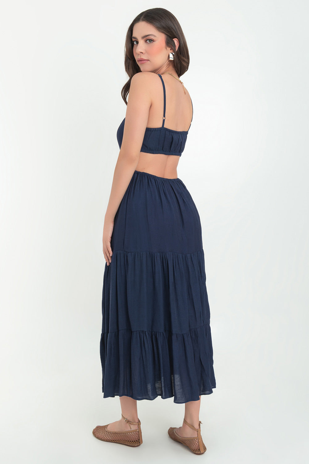 Maxi vestido de escote recto con plisados frontales, tirantes delgados ajustables, corte en a, bajo con capas de olanes, cut out en costados y espalda. Detalle de rib elástico en cintura.