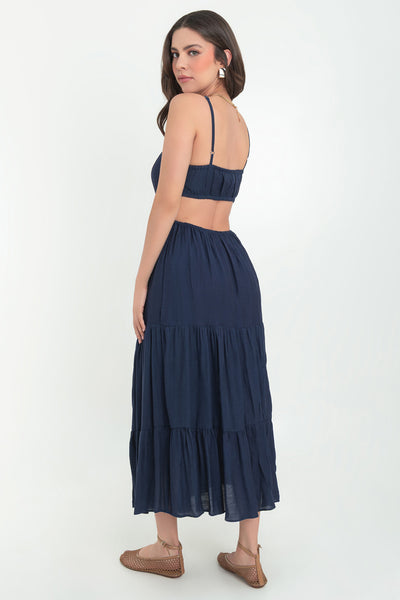 Maxi vestido de escote recto con plisados frontales, tirantes delgados ajustables, corte en a, bajo con capas de olanes, cut out en costados y espalda. Detalle de rib elástico en cintura.