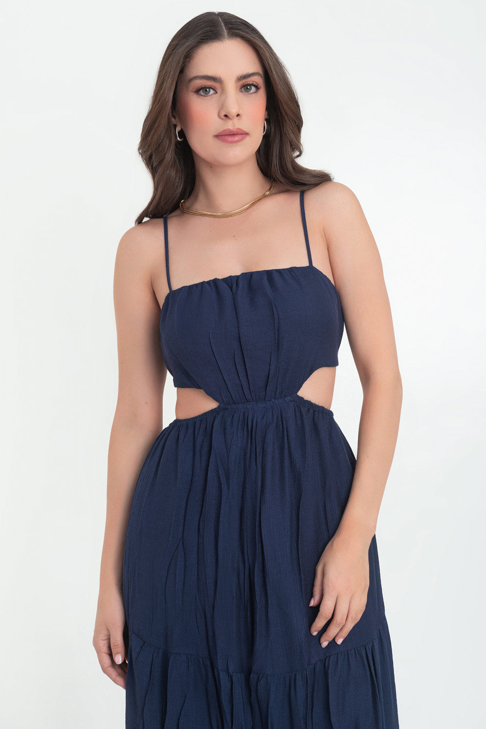 Maxi vestido de escote recto con plisados frontales, tirantes delgados ajustables, corte en a, bajo con capas de olanes, cut out en costados y espalda. Detalle de rib elástico en cintura.