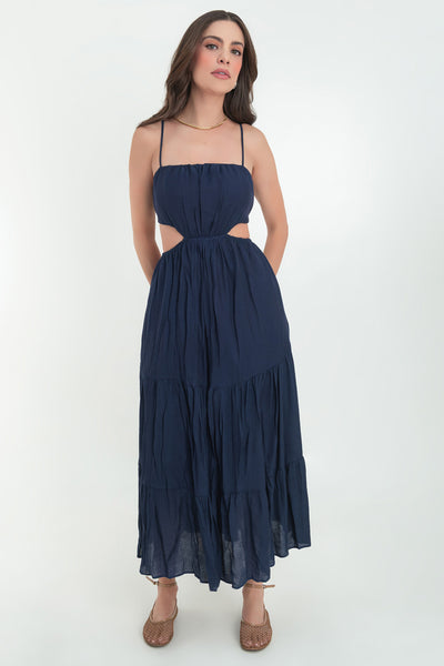 Maxi vestido de escote recto con plisados frontales, tirantes delgados ajustables, corte en a, bajo con capas de olanes, cut out en costados y espalda. Detalle de rib elástico en cintura.