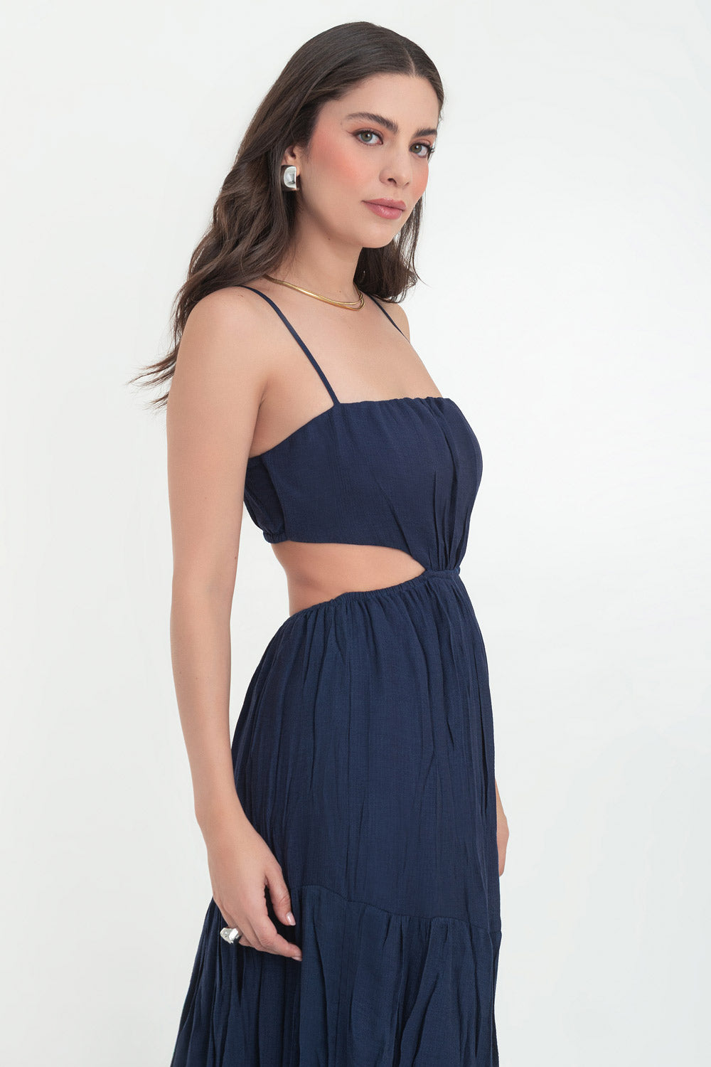 Maxi vestido de escote recto con plisados frontales, tirantes delgados ajustables, corte en a, bajo con capas de olanes, cut out en costados y espalda. Detalle de rib elástico en cintura.