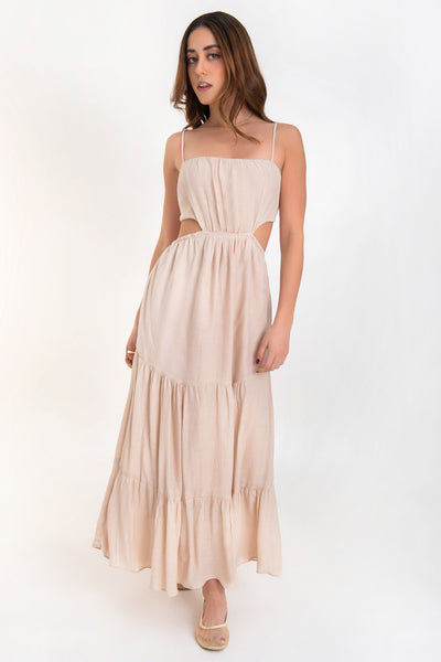 Maxi vestido de escote recto con plisados frontales, tirantes delgados ajustables, corte en a, bajo con capas de olanes, cut out en costados y espalda. Detalle de rib elástico en cintura.