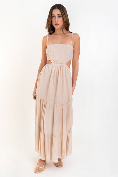 Maxi vestido de escote recto con plisados frontales, tirantes delgados ajustables, corte en a, bajo con capas de olanes, cut out en costados y espalda. Detalle de rib elástico en cintura.