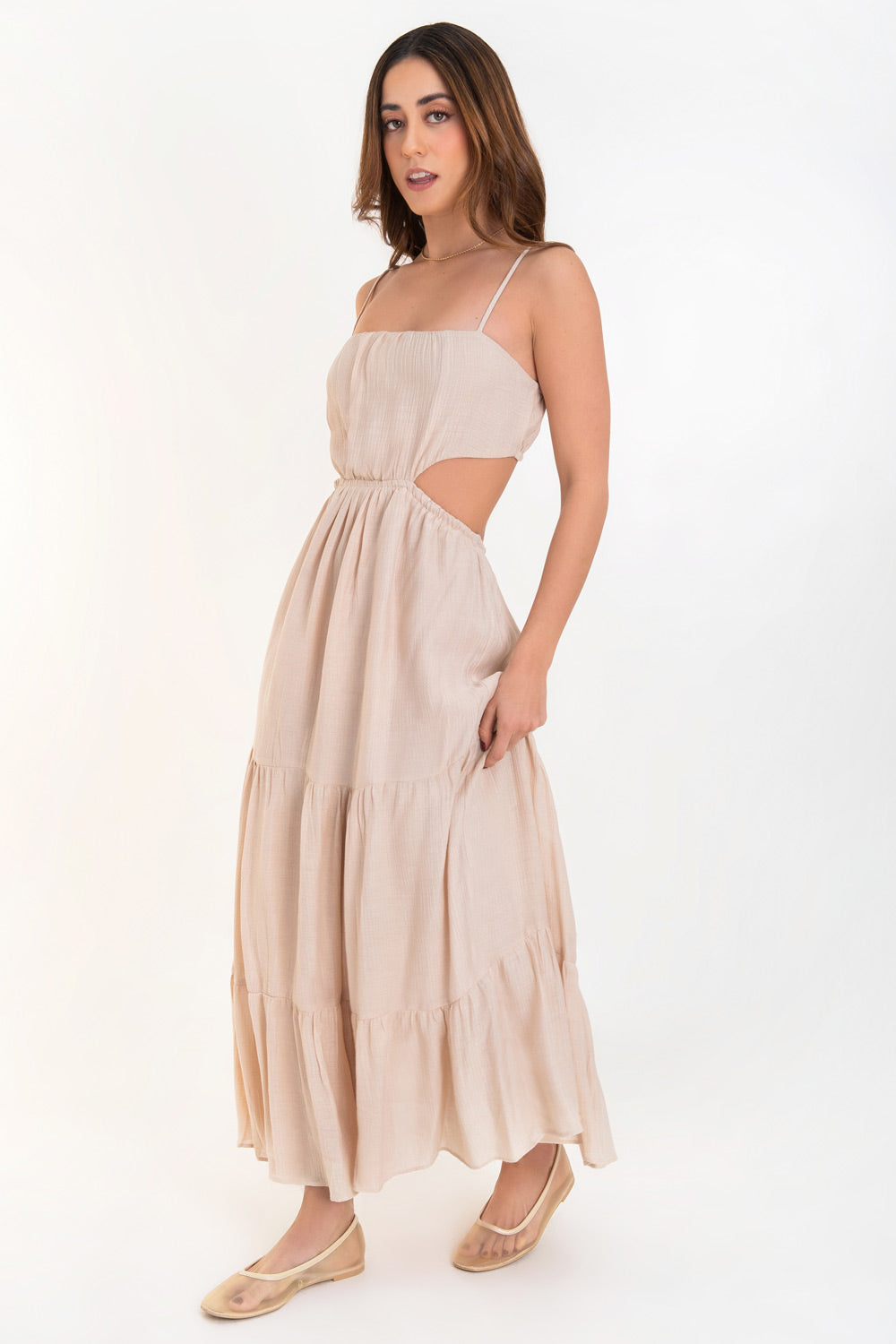 Maxi vestido de escote recto con plisados frontales, tirantes delgados ajustables, corte en a, bajo con capas de olanes, cut out en costados y espalda. Detalle de rib elástico en cintura.