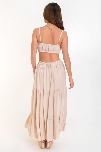 Maxi vestido de escote recto con plisados frontales, tirantes delgados ajustables, corte en a, bajo con capas de olanes, cut out en costados y espalda. Detalle de rib elástico en cintura.