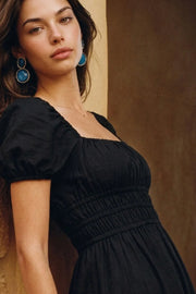Maxi vestido de manga corta abullonada con rib elástico y olanes en bordes, escote cuadrado, rib elástico en cintura, corte en a y olanes en bajo.
