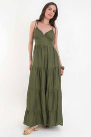 Maxi vestido de escote v con cortes y plisados decorativos, tirantes delgados con nudo amarrable, corte en a, bajo con capas de olanes y cierre posterior con cremallera visible en contraste.