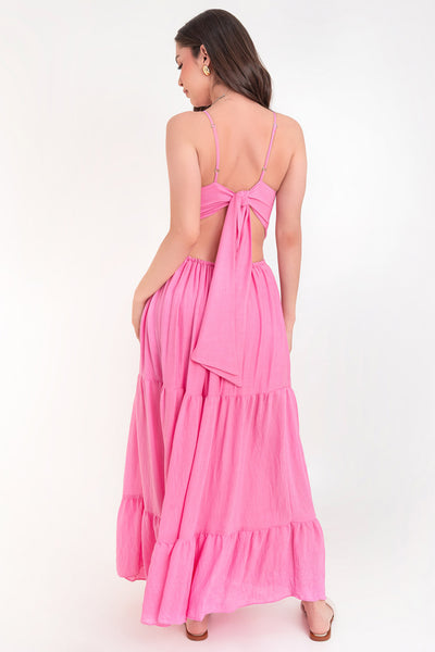 Maxi vestido de cuello halter con tirantes delgados ajustables, corte en a, bajo con capas de olanes, cut out en costados y espalda. Detalle de rib elástico en cintura y cierre posterior con lazo amarrable.