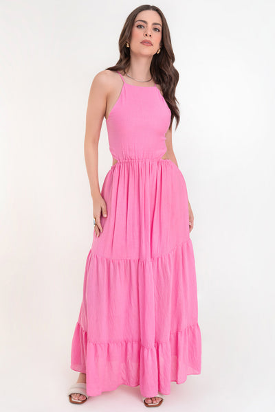 Maxi vestido de cuello halter con tirantes delgados ajustables, corte en a, bajo con capas de olanes, cut out en costados y espalda. Detalle de rib elástico en cintura y cierre posterior con lazo amarrable.