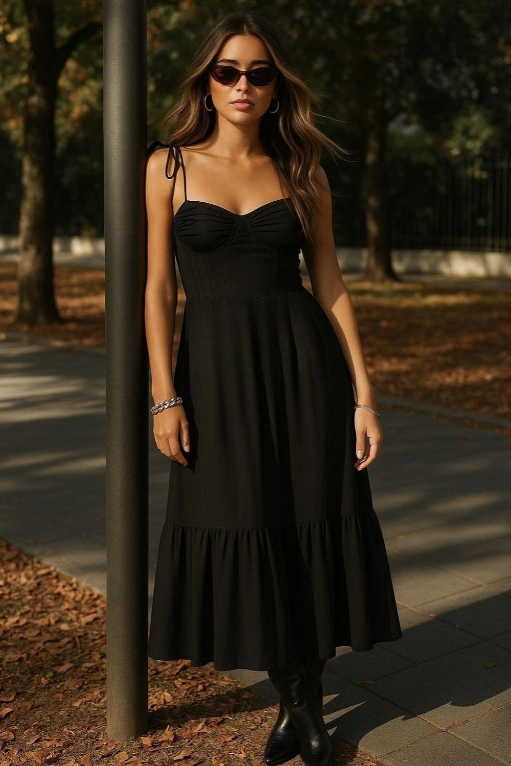 Maxi vestido de corte en a, tirantes delgados con nudo amarrables, escote corazón con cortes y detalles plisados. Cierre posterior con cremallera visible en contraste y olanes en borde de bajo.