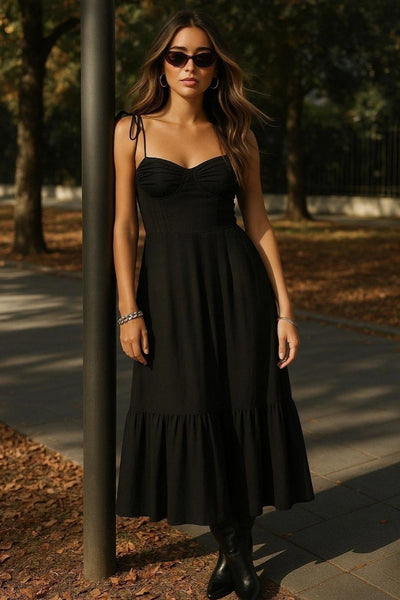 Maxi vestido de corte en a, tirantes delgados con nudo amarrables, escote corazón con cortes y detalles plisados. Cierre posterior con cremallera visible en contraste y olanes en borde de bajo.