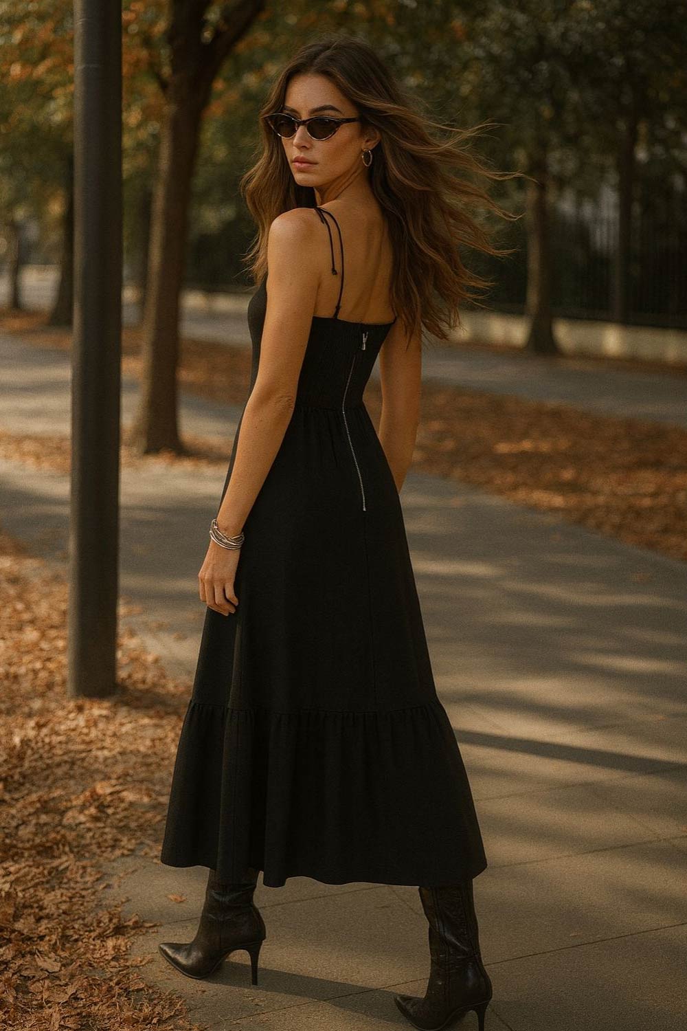 Maxi vestido de corte en a, tirantes delgados con nudo amarrables, escote corazón con cortes y detalles plisados. Cierre posterior con cremallera visible en contraste y olanes en borde de bajo.