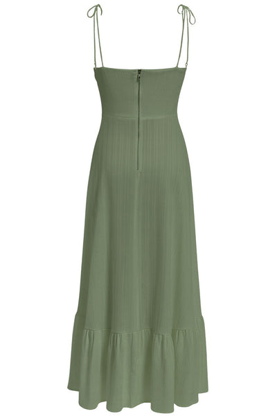 Maxi vestido de corte en a, tirantes delgados con nudo amarrables, escote corazón con cortes y detalles plisados. Cierre posterior con cremallera visible en contraste y olanes en borde de bajo.