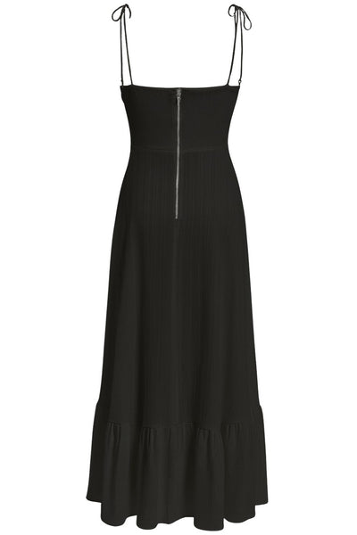 Maxi vestido de corte en a, tirantes delgados con nudo amarrables, escote corazón con cortes y detalles plisados. Cierre posterior con cremallera visible en contraste y olanes en borde de bajo.