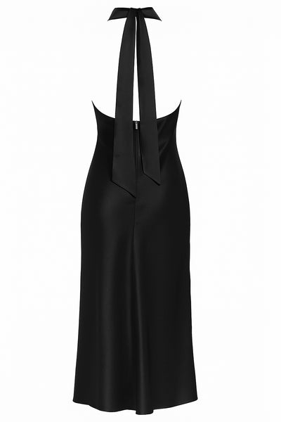 Maxi vestido satinado de fit recto, cuello halter cruzado con lazo amarrable posterior, escote en espalda y cierre posterior con cremallera oculta. Detalle de abertura lateral en bajo.