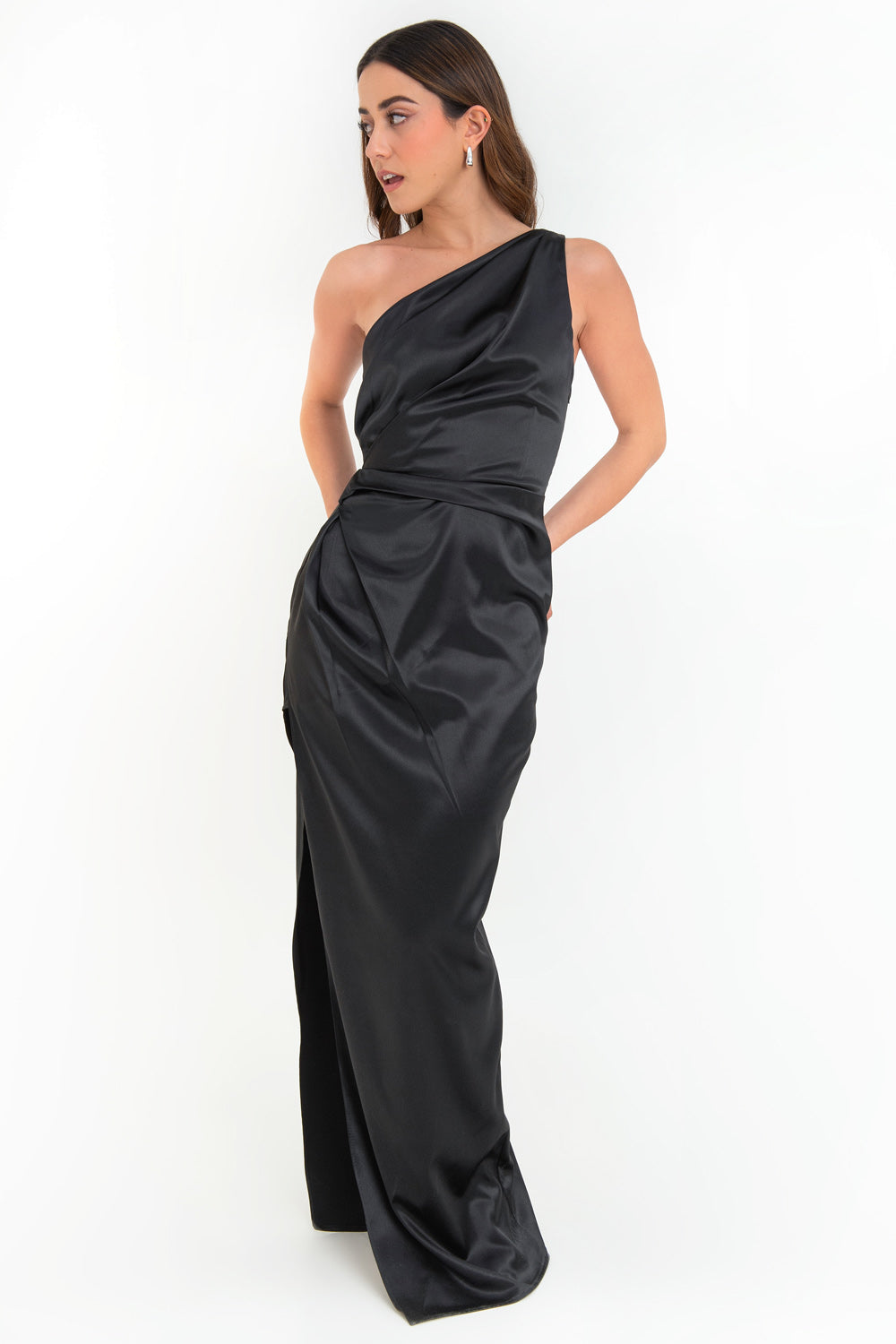 Maxi vestido satinado de fit ajustado, asimétrico de un hombro, escote diagonal, plisados en costados y abertura lateral en bajo. Cierre lateral con cremallera oculta.
