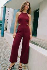 Palazzo ajustado de fit wide leg, cuello halter con lazo amarrable posterior, cut out en costados y espalda. Detalle de fruncido en espalda.