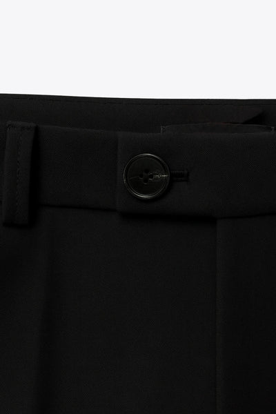 Pantalón ajustado de cintura alta con pretina y trabillas, bolsillos delanteros, fit recto, raya frontal y posterior. Cierre frontal con botón y cremallera oculta.