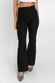 Pantalón ajustado de fit flare, cintura alta con pretina y trabillas, bolsillos delanteros y vivos decorativos posteriores. Cierre frontal con broche y cremallera ocultos.