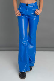 Pantalón ajustado de efecto piel, fit flare, bolsillos delanteros, cintura alta con pretina y trabillas. Cierre frontal con botón en contraste y cremallera oculta.