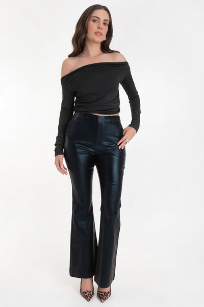 Pantalón ajustado de fit flare, efecto piel, cintura media con pretina y trabillas, bolsillos delanteros y vivos decorativos posteriores. Cierre frontal con broche y cremallera ocultos.
