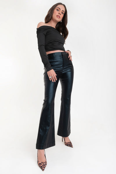 Pantalón ajustado de fit flare, efecto piel, cintura media con pretina y trabillas, bolsillos delanteros y vivos decorativos posteriores. Cierre frontal con broche y cremallera ocultos.