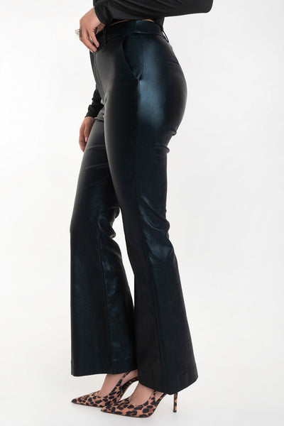 Pantalón ajustado de fit flare, efecto piel, cintura media con pretina y trabillas, bolsillos delanteros y vivos decorativos posteriores. Cierre frontal con broche y cremallera ocultos.