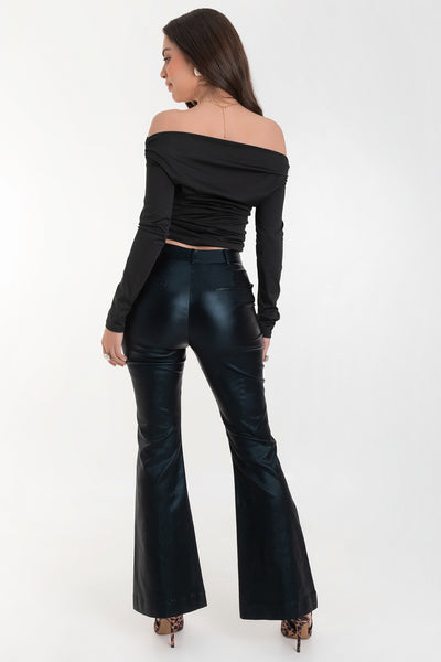 Pantalón ajustado de fit flare, efecto piel, cintura media con pretina y trabillas, bolsillos delanteros y vivos decorativos posteriores. Cierre frontal con broche y cremallera ocultos.