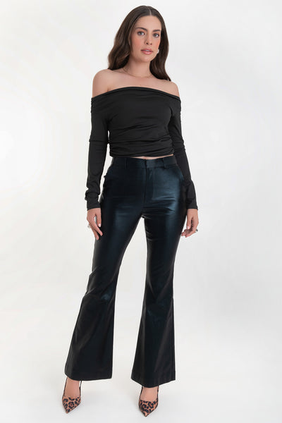 Pantalón ajustado de fit flare, efecto piel, cintura media con pretina y trabillas, bolsillos delanteros y vivos decorativos posteriores. Cierre frontal con broche y cremallera ocultos.