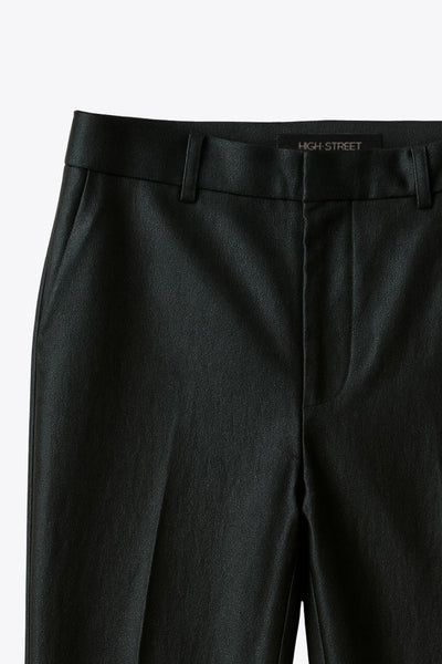 Pantalón ajustado de fit flare, efecto piel, cintura media con pretina y trabillas, bolsillos delanteros y vivos decorativos posteriores. Cierre frontal con broche y cremallera ocultos.