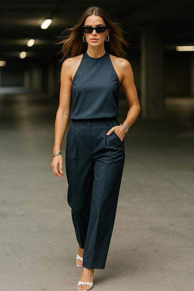 Pantalón de fit wide leg, pinzas frontales, cintura alta con pretina y trabillas, bolsillos delanteros y vivos decorativos traseros. Cierre frontal con broche y cremallera ocultos.