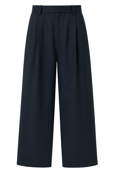 Pantalón de fit wide leg, pinzas frontales, cintura alta con pretina y trabillas, bolsillos delanteros y vivos decorativos traseros. Cierre frontal con broche y cremallera ocultos.