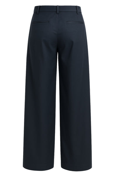 Pantalón de fit wide leg, pinzas frontales, cintura alta con pretina y trabillas, bolsillos delanteros y vivos decorativos traseros. Cierre frontal con broche y cremallera ocultos.