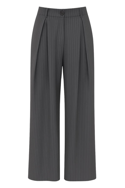 Pantalón de estampado rayas, fit palazzo, cintura alta con pretina elástica posterior, trabillas, bolsillos delanteros y pinzas frontales. Cierre frontal con botón y cremallera oculta.