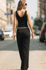 Pantalón fluido de fit wide leg y cintura alta con pretina elástica. Detalle de textura en tejido.