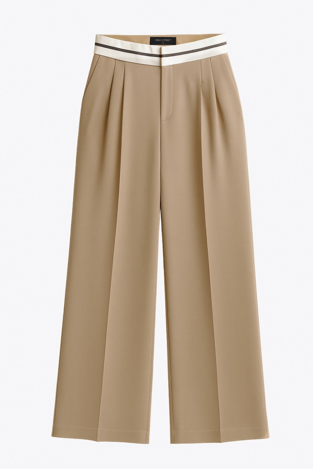 Pantalón de fit wide leg, pinzas frontales, cintura media con detalle de pretina en contraste, bolsillos delanteros y vivos decorativos posteriores. Detalle de raya frontal y posterior. Cierre frontal con broche y cremallera ocultos.