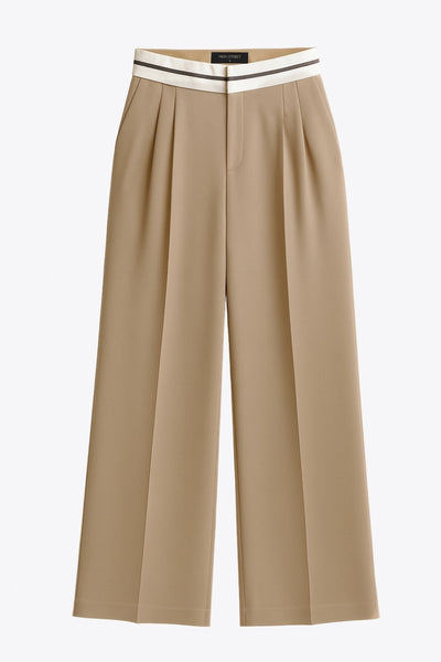 Pantalón de fit wide leg, pinzas frontales, cintura media con detalle de pretina en contraste, bolsillos delanteros y vivos decorativos posteriores. Detalle de raya frontal y posterior. Cierre frontal con broche y cremallera ocultos.