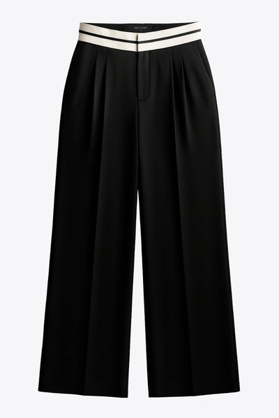 Pantalón de fit wide leg, pinzas frontales, cintura media con detalle de pretina en contraste, bolsillos delanteros y vivos decorativos posteriores. Detalle de raya frontal y posterior. Cierre frontal con broche y cremallera ocultos.