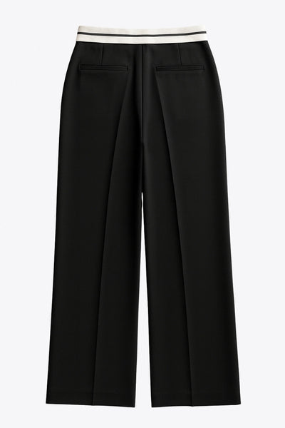 Pantalón de fit wide leg, pinzas frontales, cintura media con detalle de pretina en contraste, bolsillos delanteros y vivos decorativos posteriores. Detalle de raya frontal y posterior. Cierre frontal con broche y cremallera ocultos.