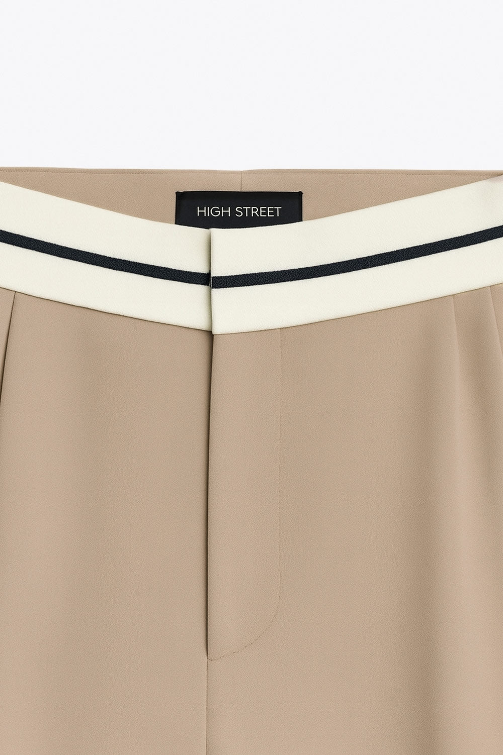 Pantalón de fit wide leg, pinzas frontales, cintura media con detalle de pretina en contraste, bolsillos delanteros y vivos decorativos posteriores. Detalle de raya frontal y posterior. Cierre frontal con broche y cremallera ocultos.