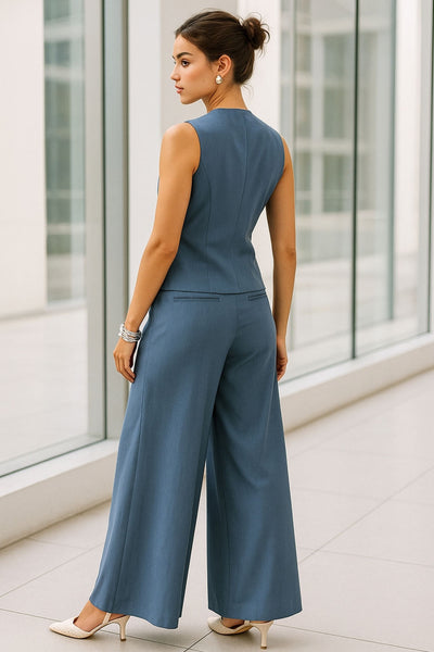 Pantalón de fit palazzo, cintura alta con trabillas, pinzas frontales, bolsillos delanteros y vivos decorativos posteriores, raya frontal y posterior. Cierre frontal con broche y cremallera ocultos.