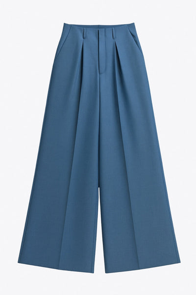 Pantalón de fit palazzo, cintura alta con trabillas, pinzas frontales, bolsillos delanteros y vivos decorativos posteriores, raya frontal y posterior. Cierre frontal con broche y cremallera ocultos.