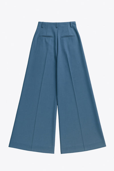Pantalón de fit palazzo, cintura alta con trabillas, pinzas frontales, bolsillos delanteros y vivos decorativos posteriores, raya frontal y posterior. Cierre frontal con broche y cremallera ocultos.