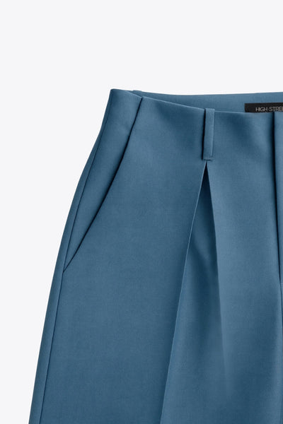 Pantalón de fit palazzo, cintura alta con trabillas, pinzas frontales, bolsillos delanteros y vivos decorativos posteriores, raya frontal y posterior. Cierre frontal con broche y cremallera ocultos.