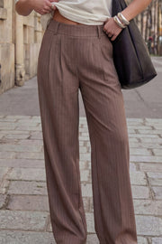 Pantalón fluido de fit wide leg, estampado rayas, cintura alta con pretina elástica posterior, trabillas, pinzas frontales y bolsillos delanteros.