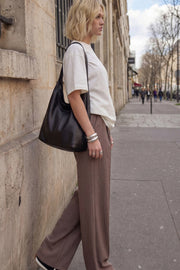 Pantalón fluido de fit wide leg, estampado rayas, cintura alta con pretina elástica posterior, trabillas, pinzas frontales y bolsillos delanteros.