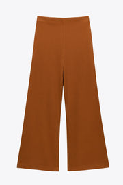 Pantalón canalé de punto, fit wide leg y cintura alta con pretina elástica.