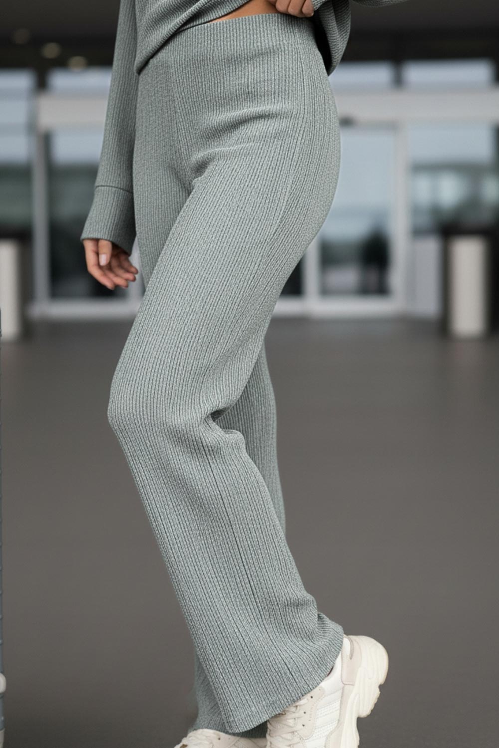 Pantalón de fit wide leg, cintura alta elástica y textura en tejido.