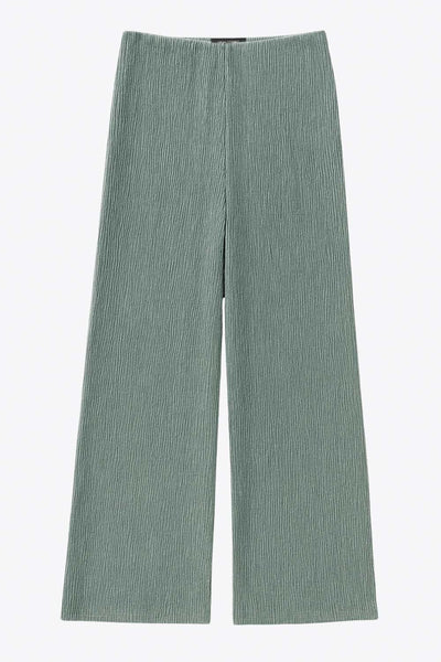 Pantalón de fit wide leg, cintura alta elástica y textura en tejido.