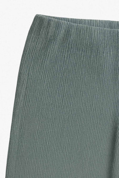 Pantalón de fit wide leg, cintura alta elástica y textura en tejido.